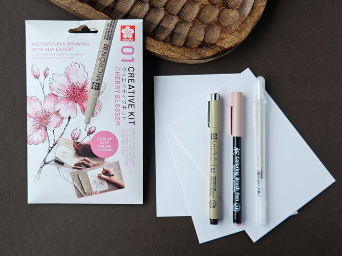 SAKURA Set Creativo Art Kit Flor de Cerezo (Pigma Micron 05, Gelly Roll, Koi coloring y 3 postales A6) SAKURA Set Creativo Art Kit Flor de Cerezo (Pigma Micron 05, Gelly Roll, Koi coloring y 3 postales A6)